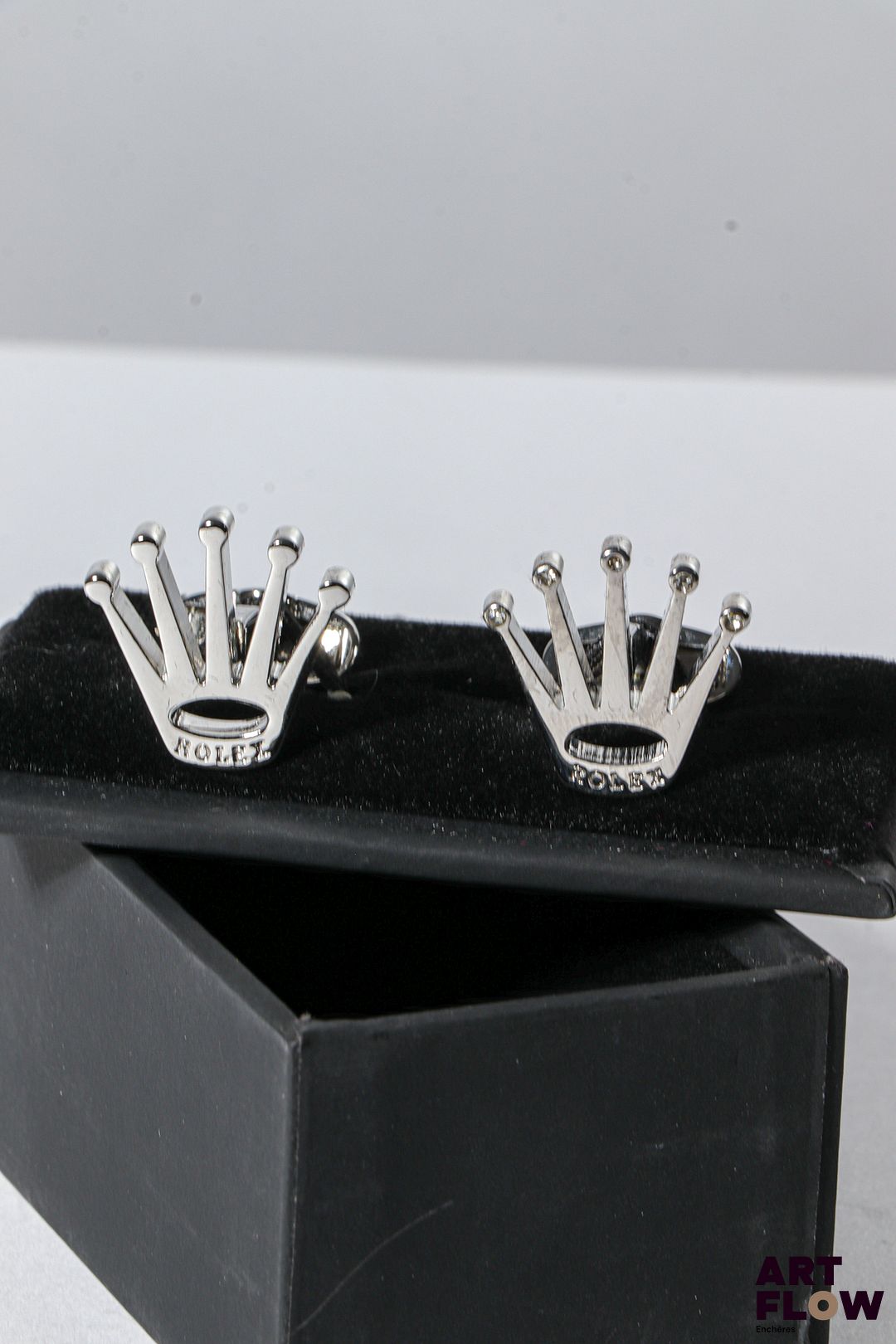 ROLEX Paire de boutons de manchette argentés H. 2 cm