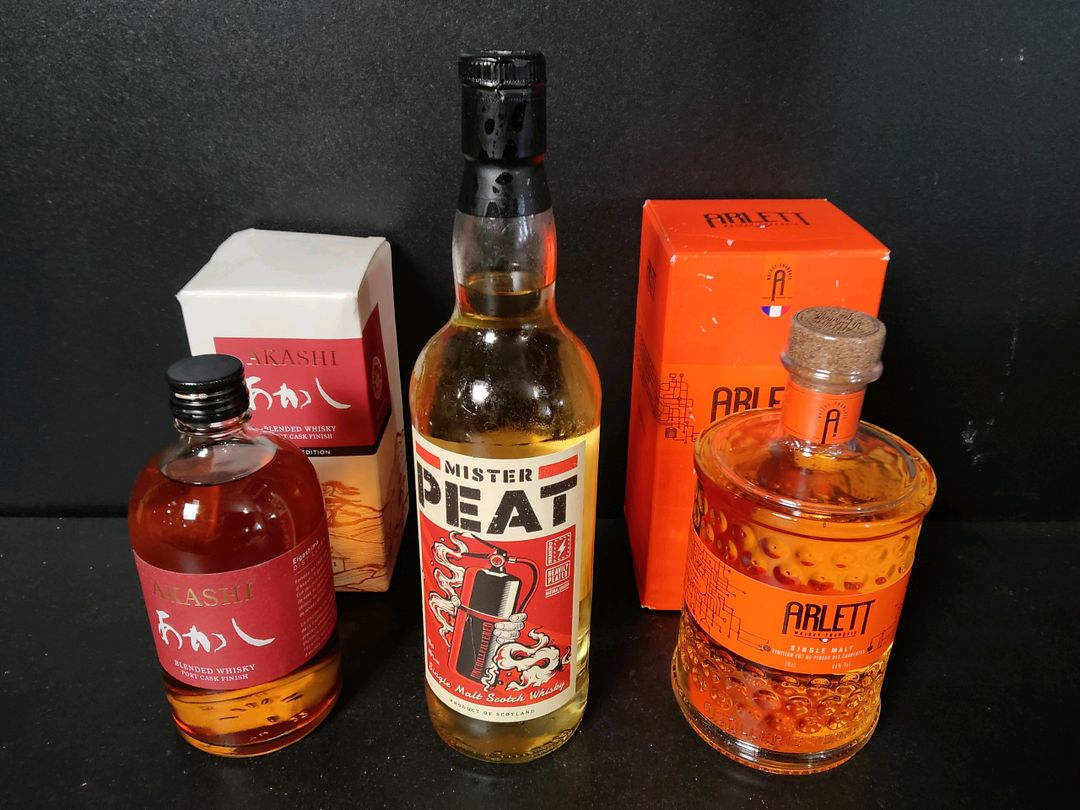 3 bouteilles de whisky dont une bouteille de whisky Japonais Akashi, une de whisky Mister Peat, et la dernière Arlett finition fût de pineau des Charentes