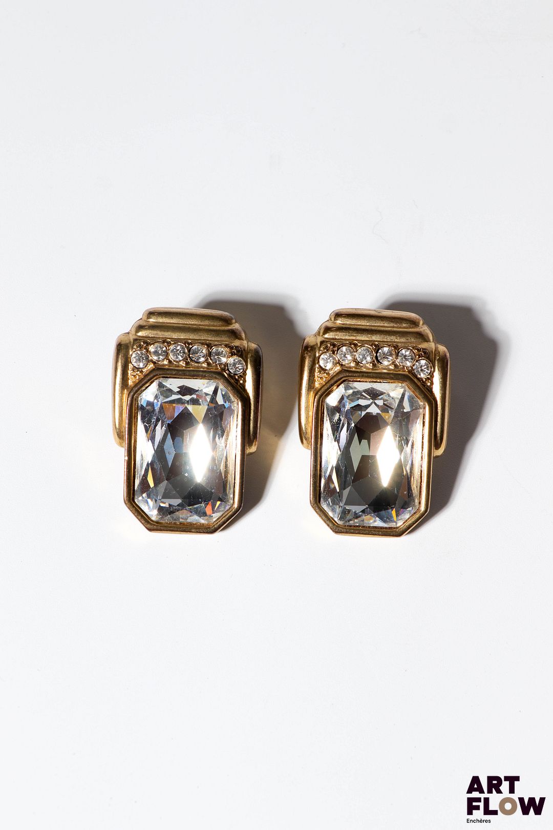 YVES SAINT LAURENT x Goossens Paire de clips d'oreilles en métal doré à décor de brillants et imitation de pierreries. 4,5 x 3 cm Provenance : collection de la famille d'un ami et collaborateur de Robert Goossens.