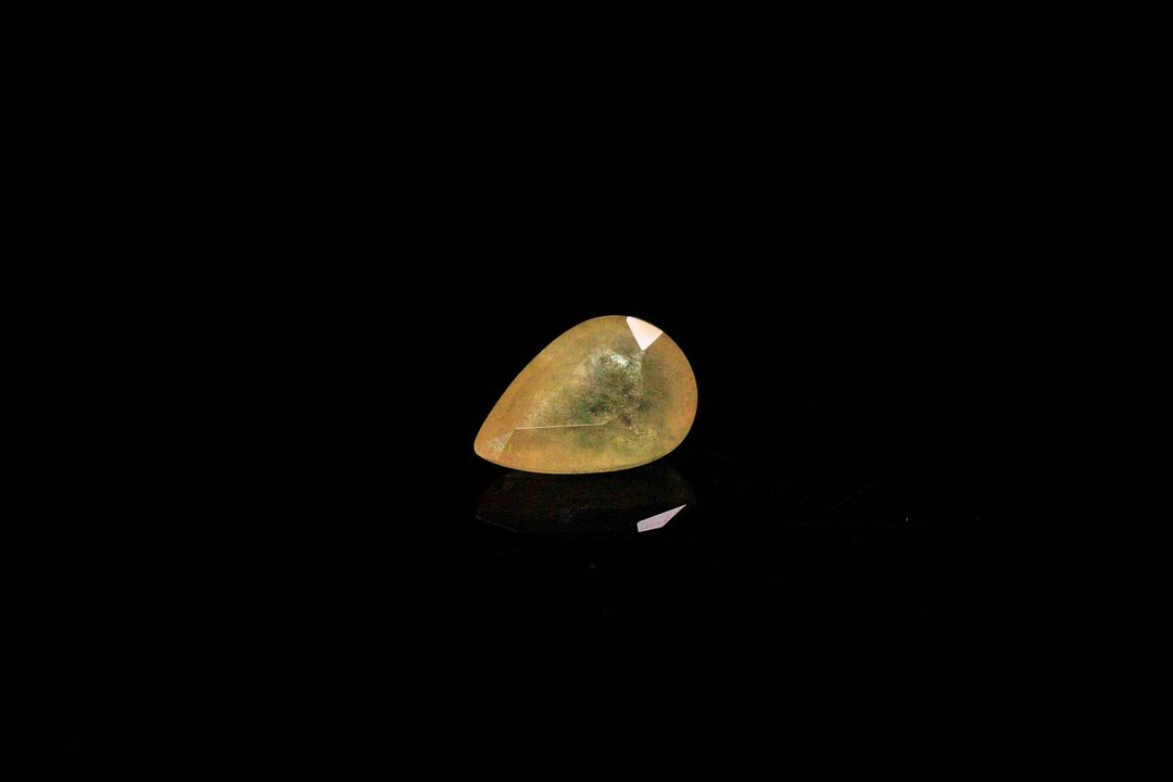 Saphir jaune orangé fumé poire. Probablement Madagascar. 1.27 ct. 8.0mm x 5.5mm