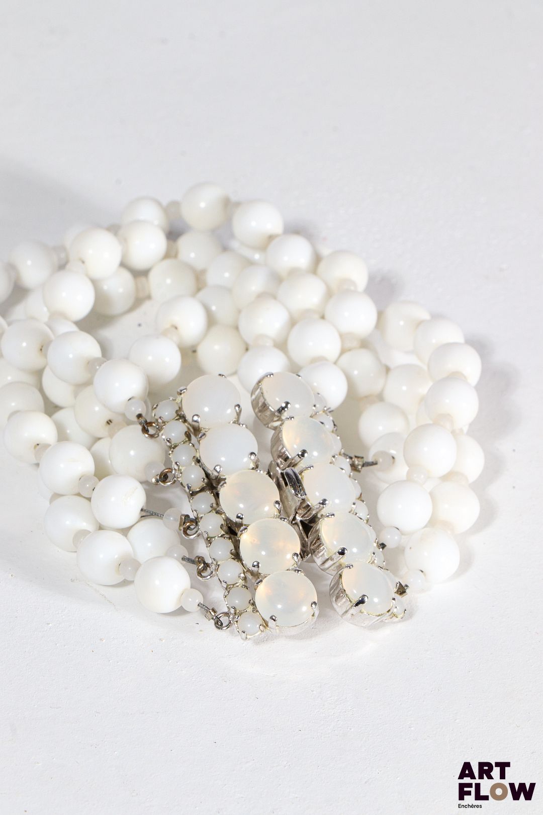 CHRISTIAN DIOR Bracelet à multirangs ornés de perles fantaisies de couleur blanches et grises. Daté 1958 et signé Ch Dior. Longueur : 19 cm. Bon état général malgré quelques très légers défauts.