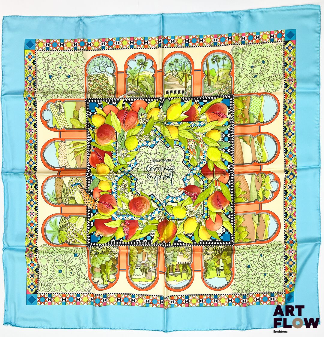 HERMÈS Modèle Les Jardins d'Andalousie d'après un dessin d'Aline Honoré Carré en twill de soie à bordure bleue claire 1ere édition 2006 Dimensions : 90 x 90 cm Dans sa boîte d'origine Bibliographie : Genevieve Fontan, Carrés d'art, Dictionnaire illustré des carrés Hermès valeur, 2025