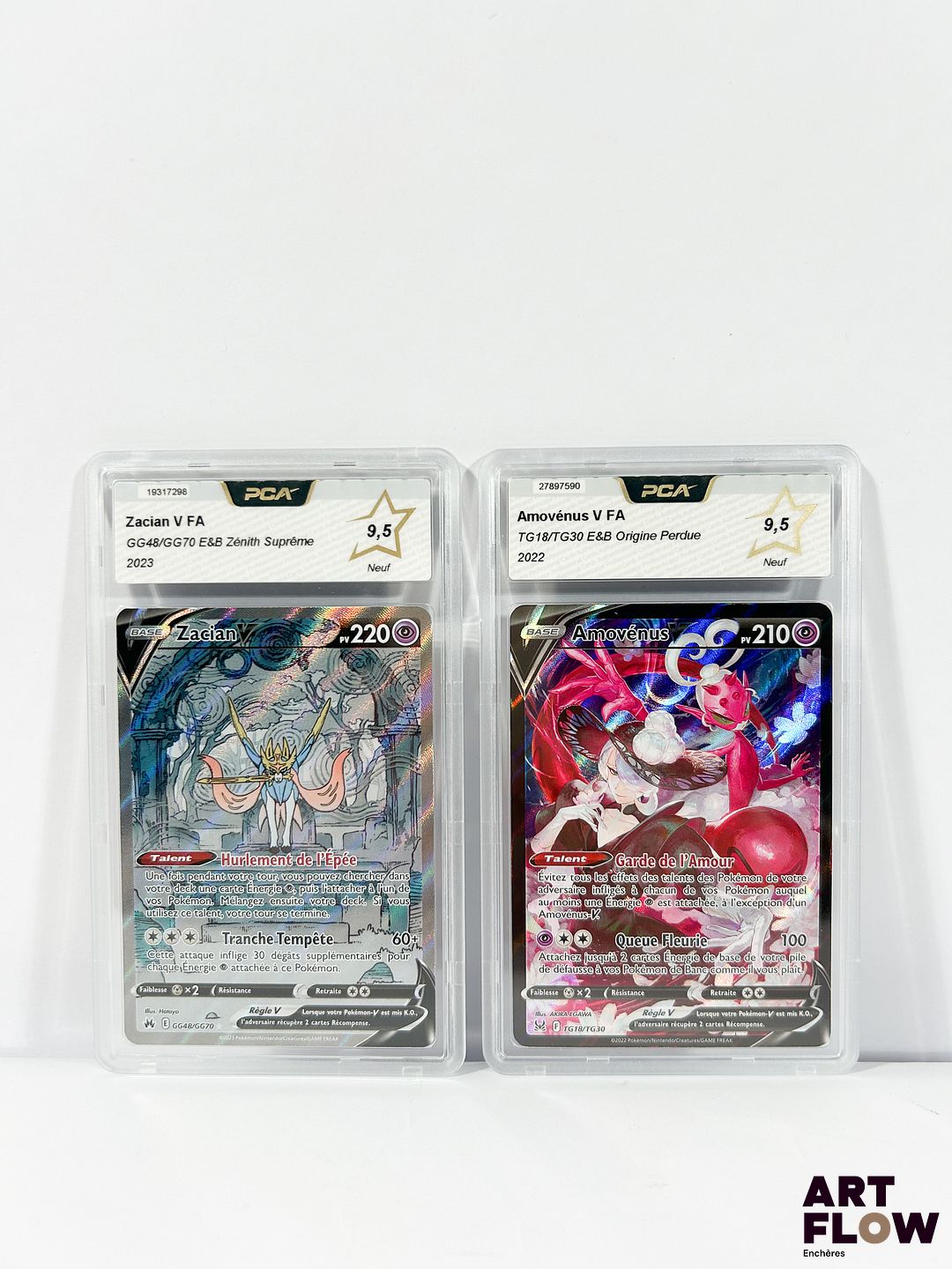 Réunion de 2 cartes Pokémon gradées du bloc de série Épée&Bouclier : - Zacian V GG48/GG70 - Galard Gallery (GG) Alternative - Zenith Suprême - PCA 9,5 (Neuf). - Amovénus V TG18/TG30 - Trainer Gallery (TG) Alternative - Origine Perdue - PCA 9,5 (Neuf). Cartes en français.