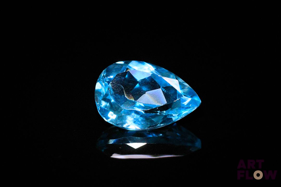 Topaze poire. Très belle couleur. 7.49 cts. 15.2mm x 10.1mm