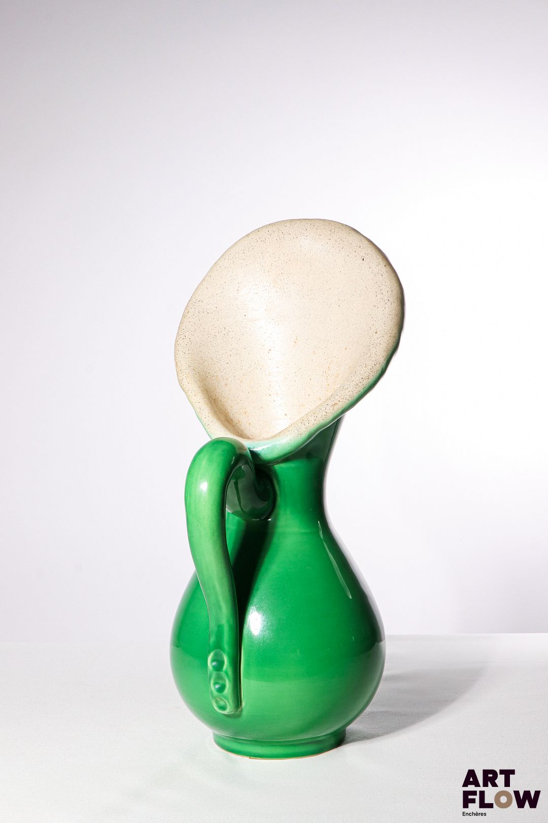 POL CHAMBOST (1906-1983) Pichet 837 en faience émaillée à couverte verte à l'extérieur, beige à l'intérieur. Incisé sous la base "Poterie Pol Chambost" et tampon "837". 40 x 18 x 18 cm env. Bibliographie : Philippe Chambost, "Pol Chambost, Sculpteur-Céramiste 1906-1983", Somogy Editions d'Art, Paris, 2006, modèle similaire p. 55 ; p. 136