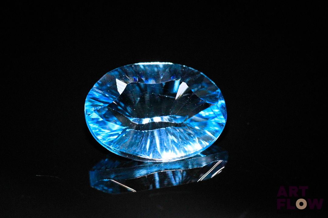 Topaze ovale concave. Très belle couleur. 9.85 cts. 16.0mm x 12.0mm
