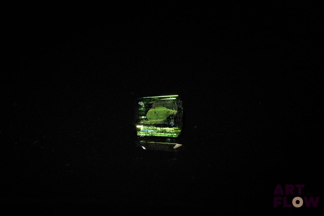 Tourmaline rectangulaire à pans coupés fantaisie. Très belle couleur. 0.85 ct. 6.2mm x 5.5mm