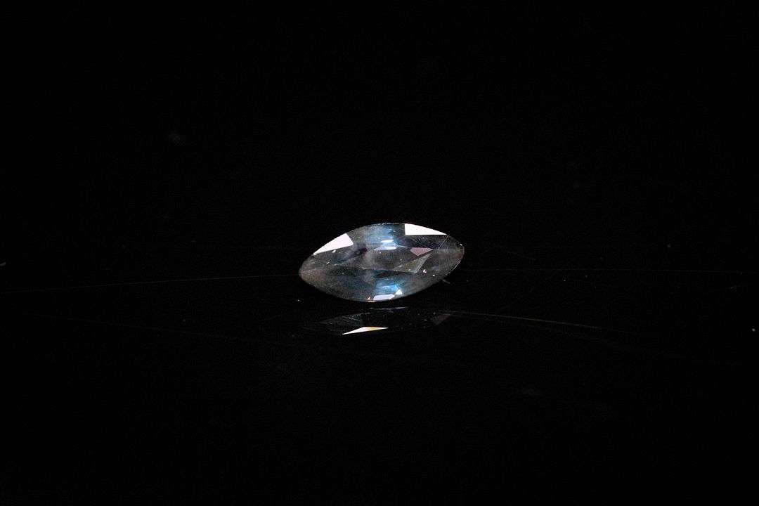 Saphir violet fumé marquise. Jolie couleur. 0.75 ct. 8.5mm x 4.0mm