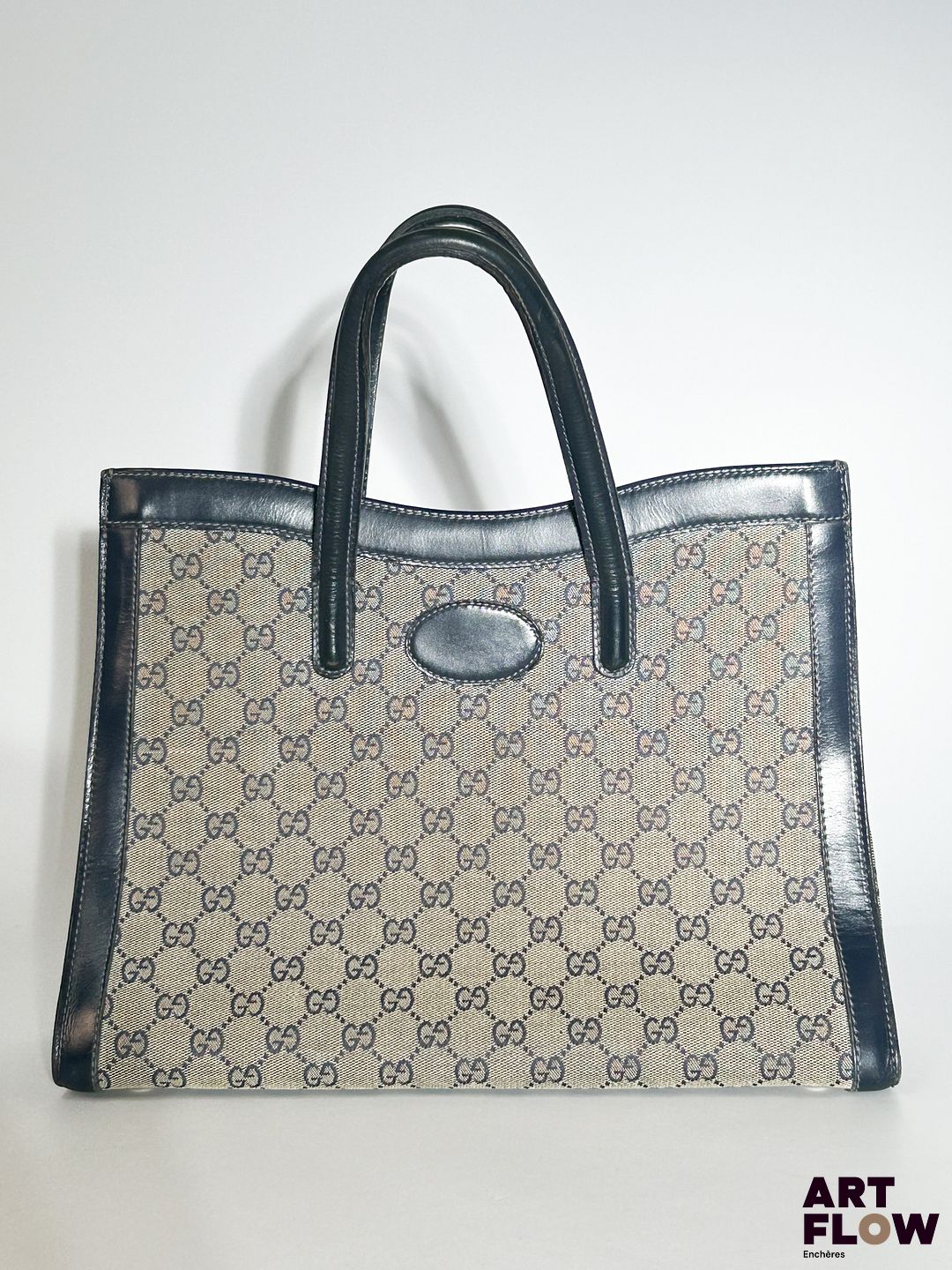 GUCCI Sac à main en toile monogrammée et cuir marron Dimensions : 28 x 36 x 15 cm Petites usures (voir photos)