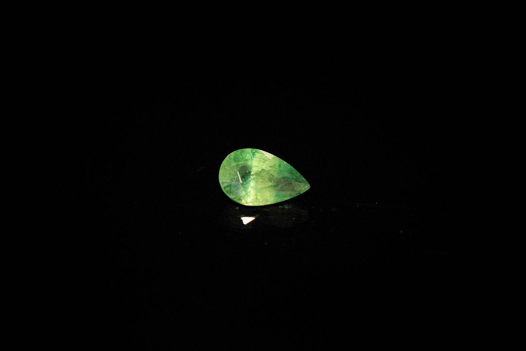 Saphir vert poire. Jolie couleur, inclusions. 0.64 ct. 6.5mm x 4.0mm
