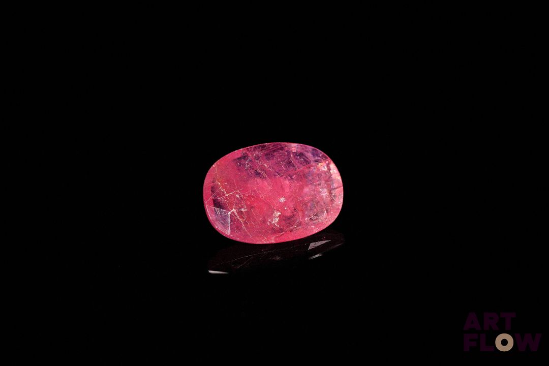 Rubis ovale. Inclusions, givres. 1.71 ct. 10.0mm x 7.3mm
