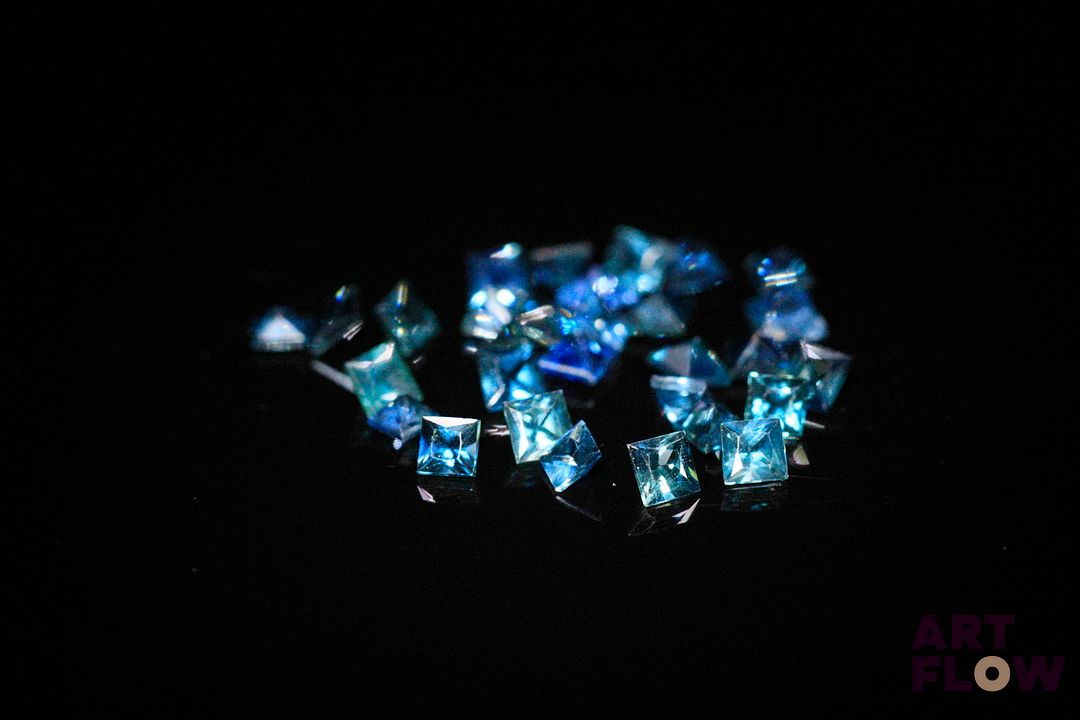 Trente saphirs carrés à pans vifs. 2.49 cts. Dims. moy.: 2.25mm x 2.25mm