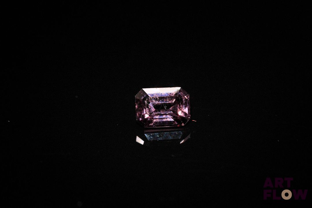 Spinelle violet rectangulaire à pans coupés. Très belle couleur. 1.25 ct. 6.9mm x 5.0mm