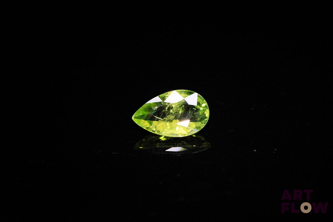 Tourmaline verte poire. Jolie couleur, non chauffée. 1.10 ct. 9.2mm x 6.0mm