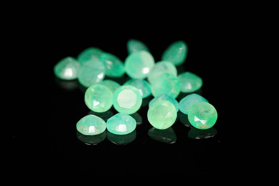Vingt émeraudes rondes. 5.64 cts. Diam. moy.: 4.2mm