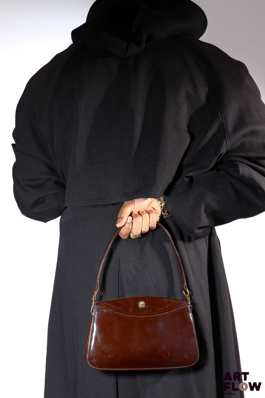 GUERMAINE GUÉRIN Sac à main en cuir verni marron à 5 soufflets Siglé et signé à l'intérieur 15 x 25 cm (anse non comprise) Rayures d'usage et traces