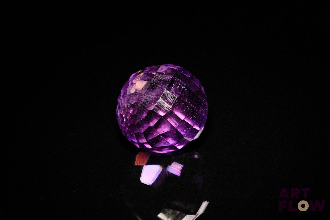 Améthyste ronde briolette. Non chauffée. 8.18 cts. 10.8mm