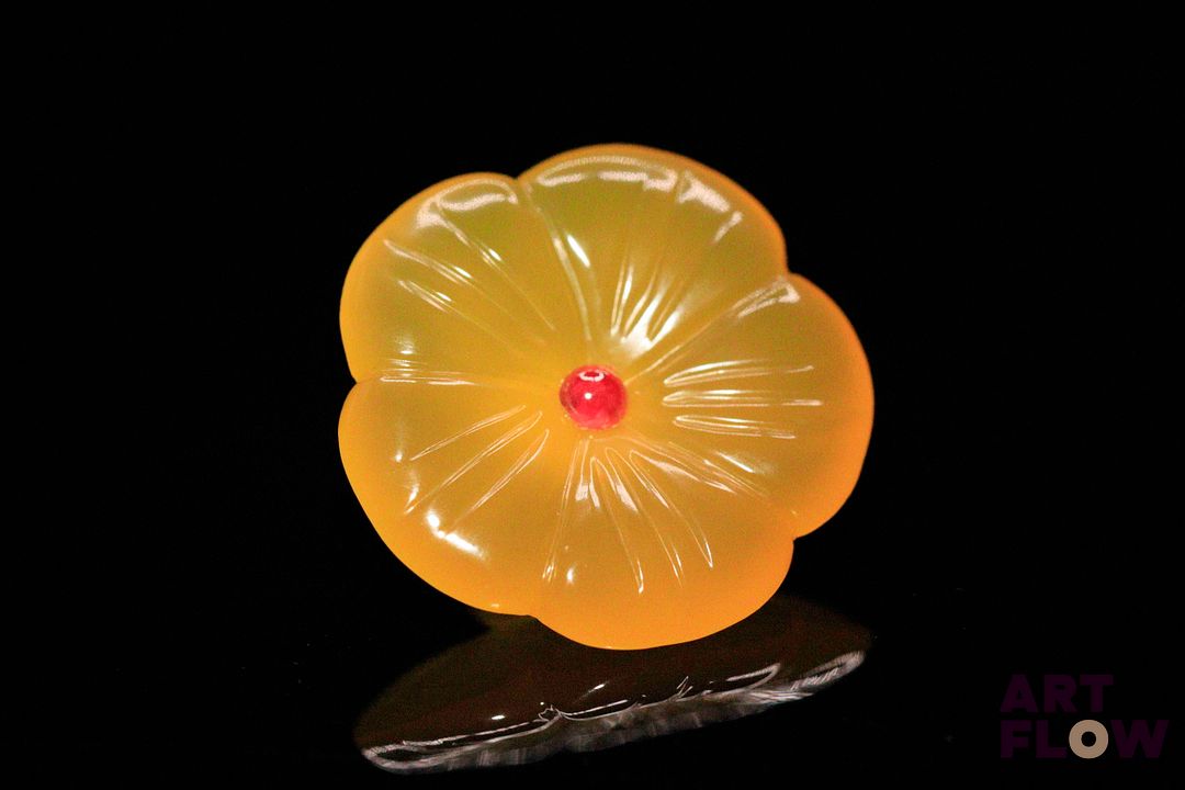 Calcédoine fleur fantaisie centrée d'un saphir rouge orangé. 11.92 cts. 19.7mm
