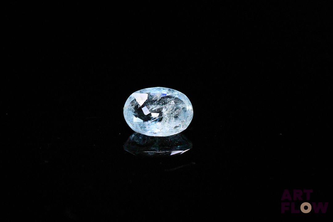 Aigue-marine ovale. Inclusions, givres. 1.38 ct. 8.5mm x 6.0mm