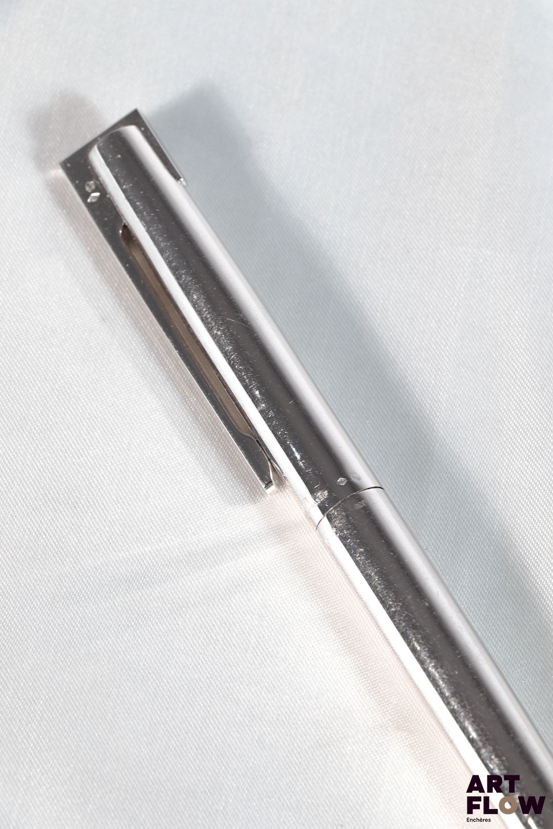 WATERMAN Stylo plume en argent, mine en or 750/°° Longueur : 14 cm Bon état général malgré quelques légers défauts (usures d'usage)