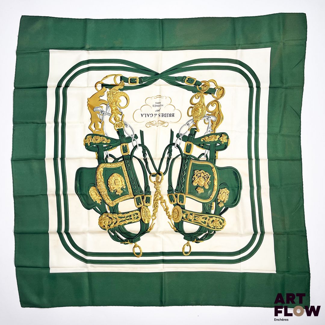 HERMÈS Paris. Modèle Brides de Gala Carré en twill de soie 90 x 90 cm env. Petites taches, quelques fils tirés.