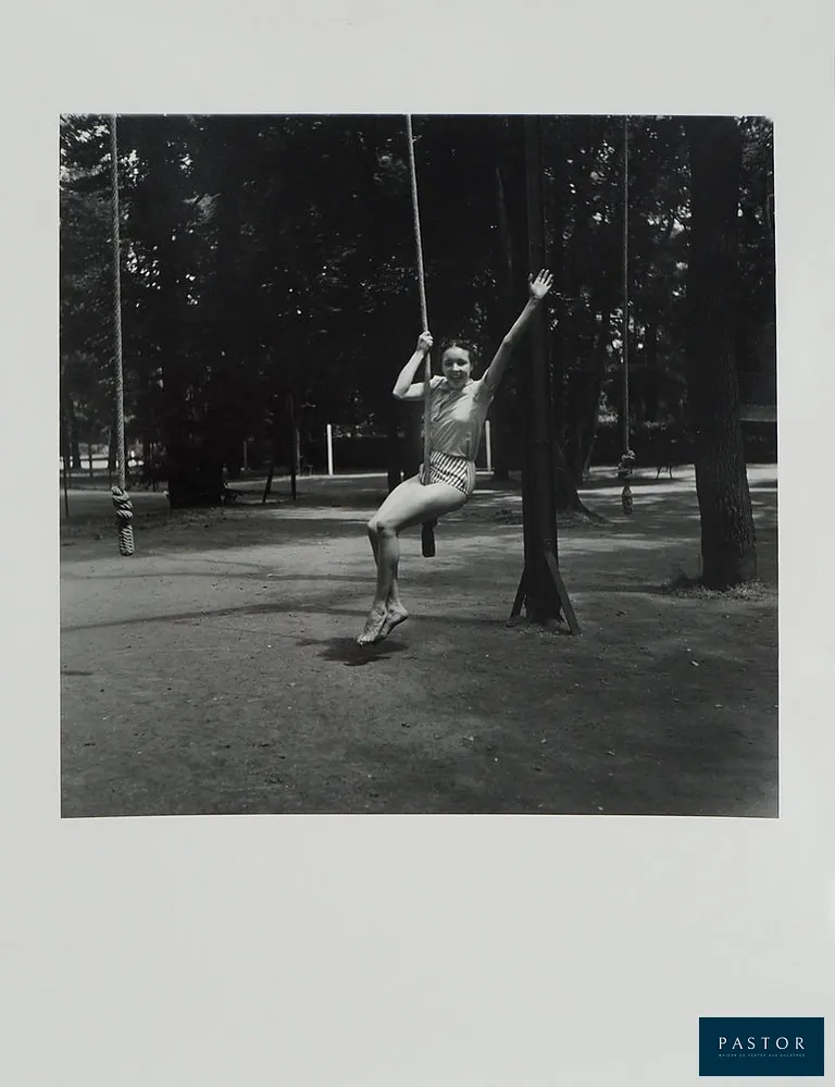 Dora MAAR (1907-1997)
La corde

Tirage argentique original réalisé à partir du négatif original de 1935
Authentifié par le tampon de la Succession au verso (voir photo)
Edition limitée à 5 exemplaires (ici le rare et recherché numéro 1)
Sur papier baryté 40 x 30 cm
Tirage réalisé sous contrôle des ayants droit

PROVENANCE : Vente du fonds photographique de Dora Maar, Artcurial 2022

INFORMATION : Cette photographie a été prise pour un reportage sur la gymnastique pour le magazine "Rester jeune".

Excellent état


Expédition obligatoire, jusqu'à 5 Lithographies dans votre colis pour 14,76€ TTC en France Métropolitaine, et 29,64€ TTC pour l'Europe