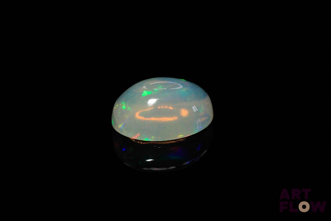 Opale blanche cabochon ovale. Beaux éclats de couleur. 3.27 cts. 12.0mm x 9.0mm