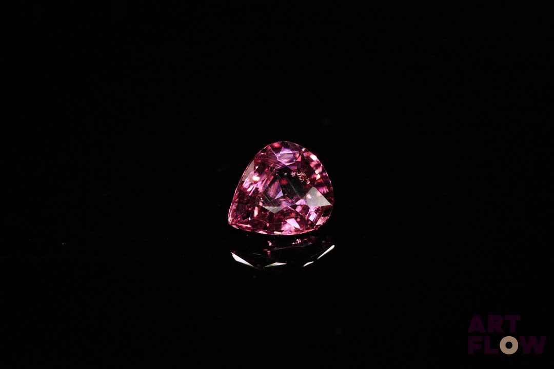 Grenat rhodolite poire. Probablement Tanzanie, belle couleur. 1.55 ct. 8.0mm x 7.0mm