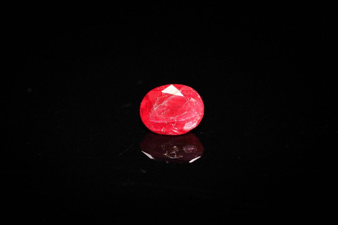 Rubis ovale. Probablement Madagascar. 2.23 cts. 8.0mm x 6.5mm