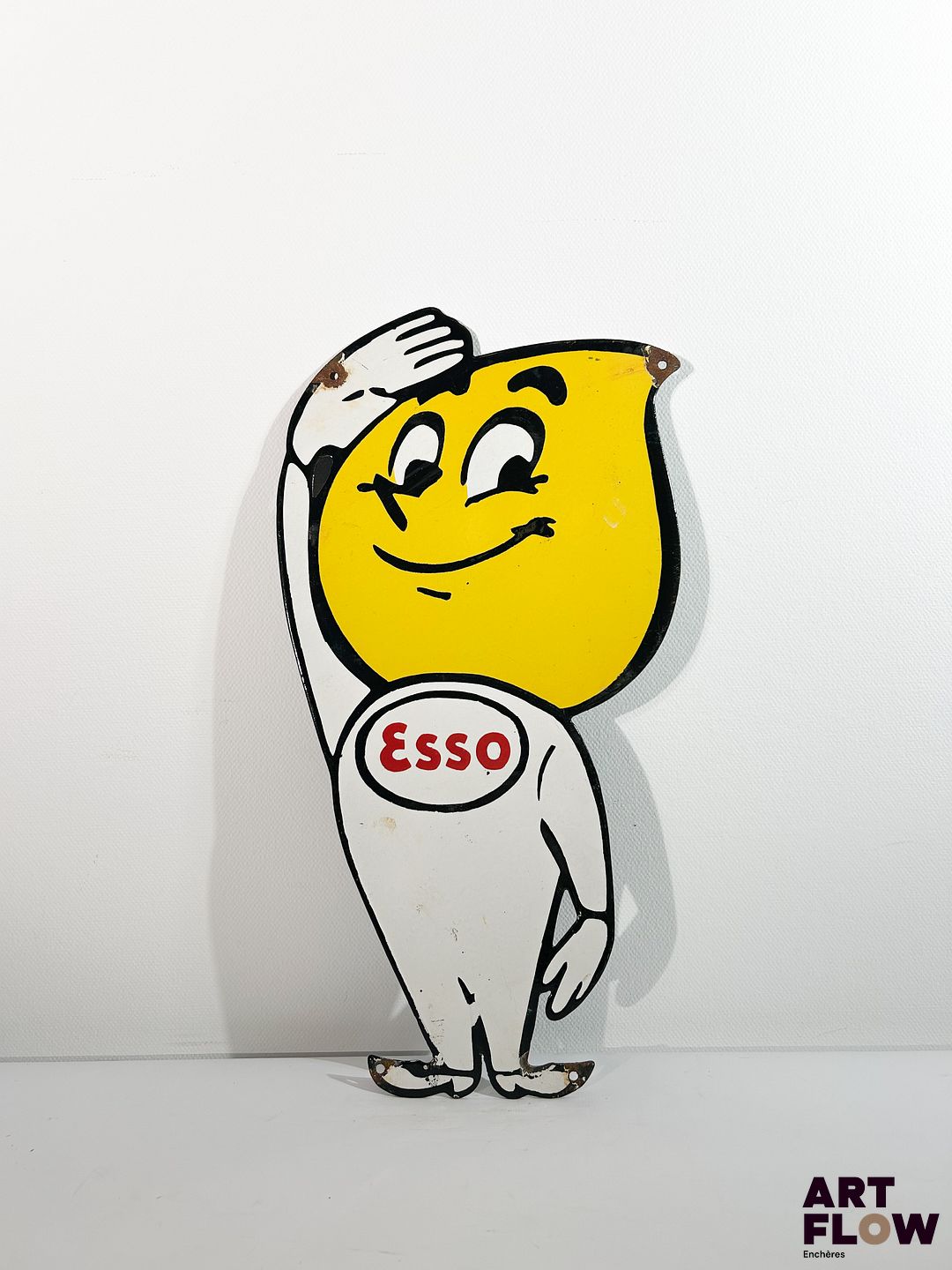 Plaque émaillée d'après Esso - goutte d'huile Dimensions : 51 x 26 cm Petits éclats et traces de rouille
