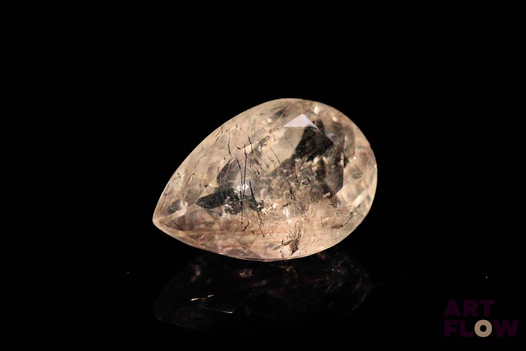 Quartz rutile poire. Inclusions, givres. 9.33 cts. 17.5mm x 11.9mm