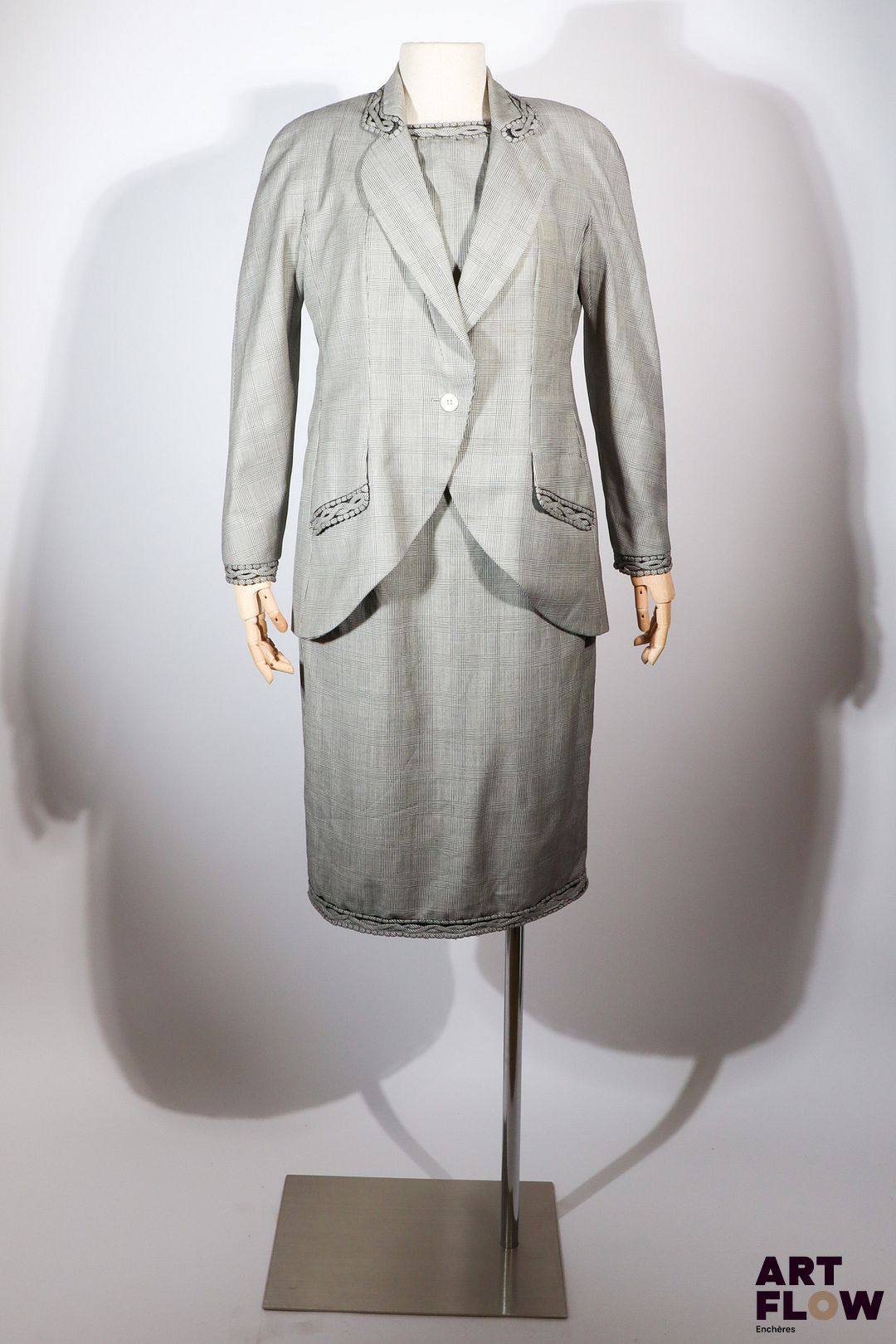 CHRISTIAN DIOR BOUTIQUE PARIS - Ensemble comprenant une veste et une robe dans les tons gris - Taille 44 - Très bon état général