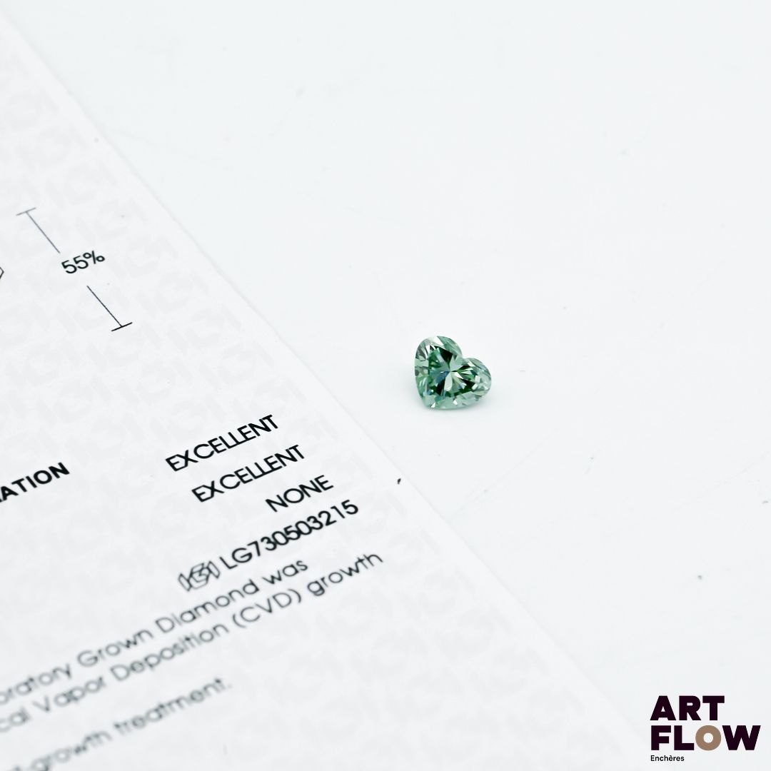 Diamant de synthèse (lab-grown diamond) de forme coeur 1 carats, accompagné d'un certificat de laboratoire (IGI) indiquant : Fancy Vivid Green, VS1