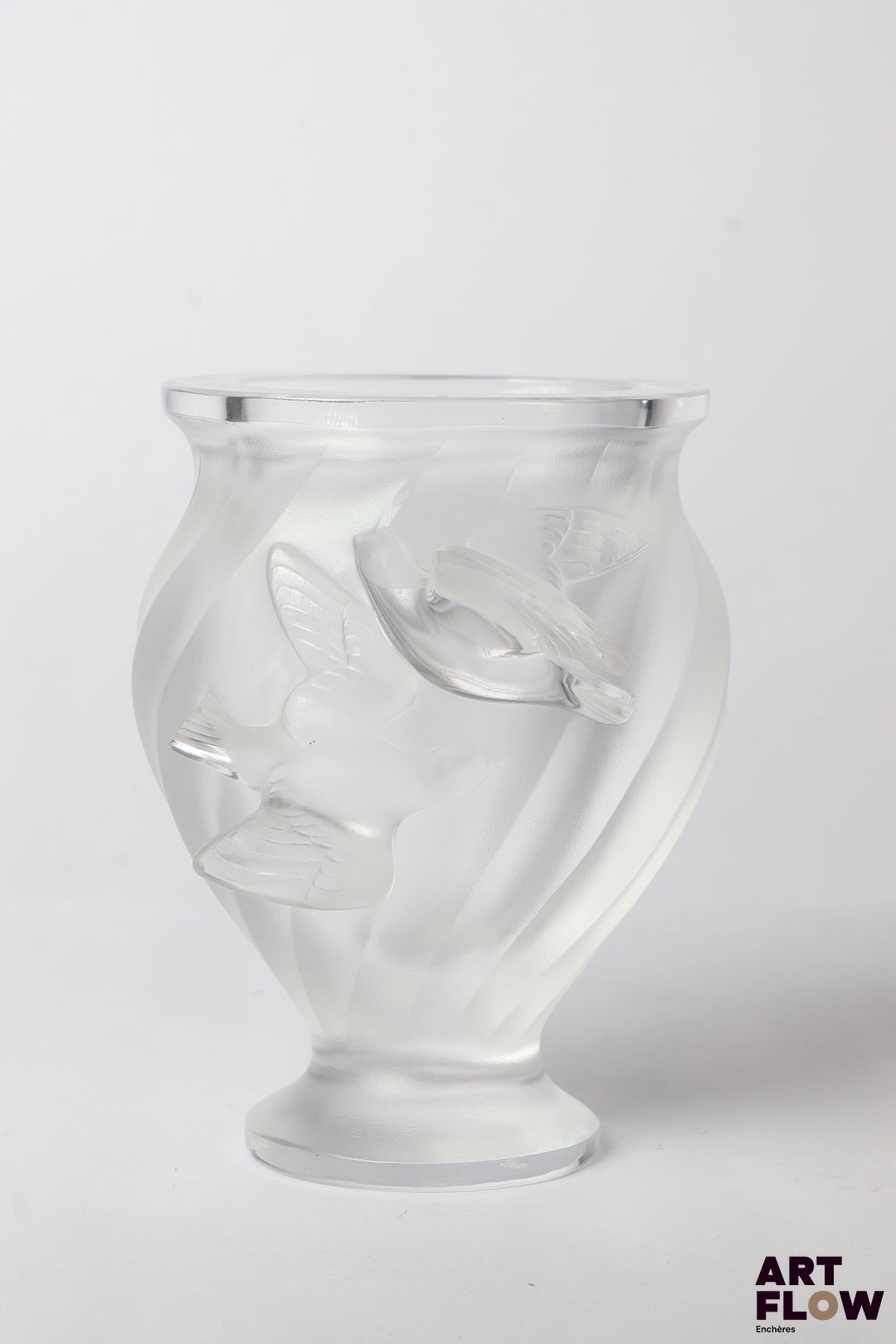 LALIQUE France Modèle Rosine Vase en cristal pressé moulé satiné à décor d'oiseaux Signé sous la base Hauteur : 13 cm