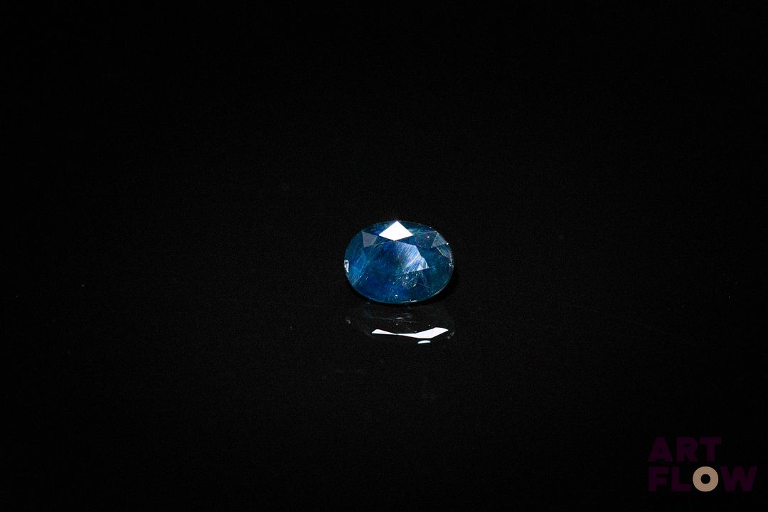 Saphir ovale. Probablement Australie, inclusions. 0.85 ct. 6.0mm x 4.7mm