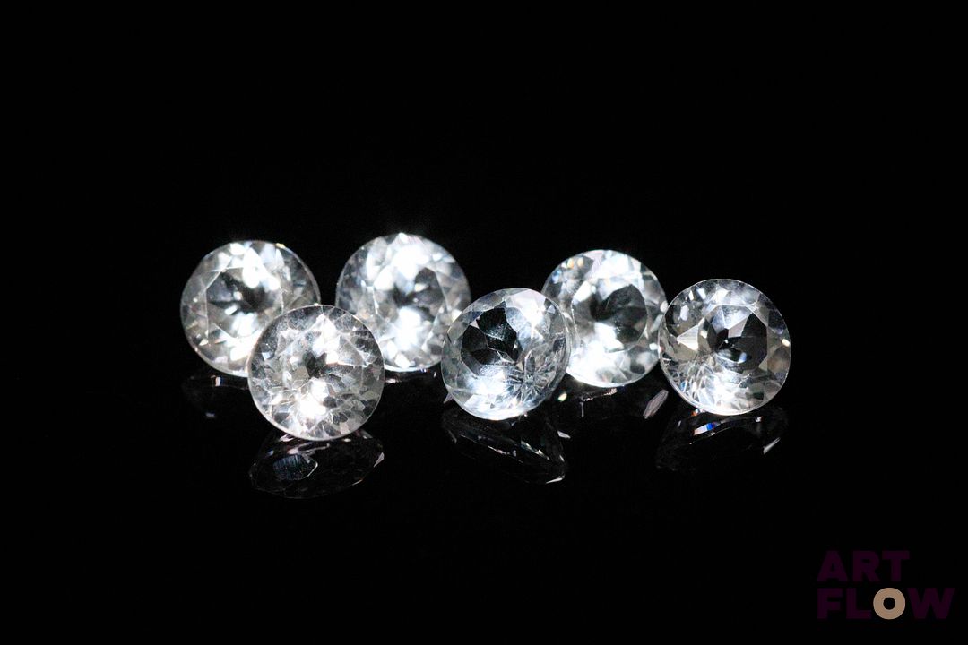 Six topazes incolores rondes. 5.67 cts. Diam. moy.: 6.0mm