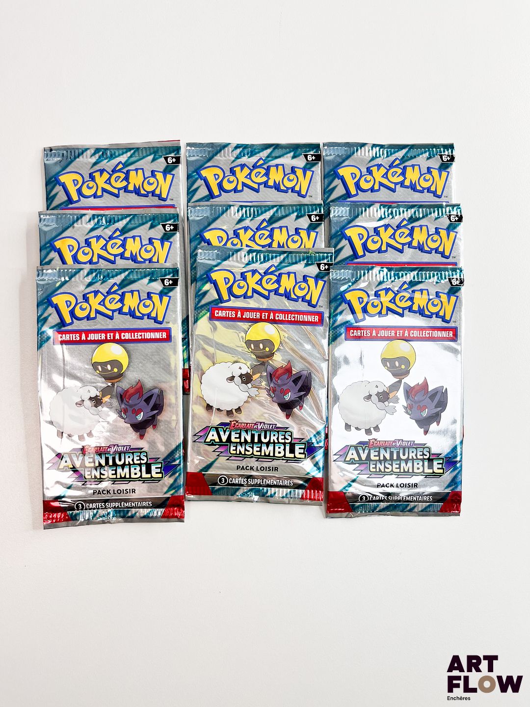 Ensemble de 9 boosters pack loisir Pokémon scellés Série du bloc Ecarlate et violet : Aventures ensemble (EV9). En français.