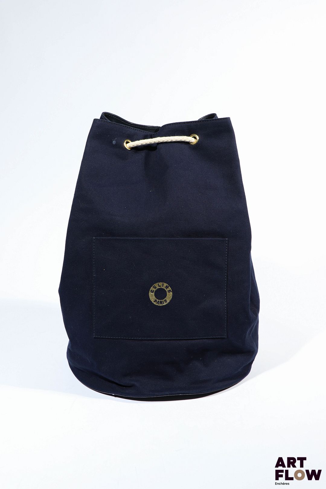 CELINE Sac sceau en tissu bleu marine. Fermeture par cordon. Intérieur en cuir. Signé. H. 42 cm x L. 30 cm environ Petites taches et marques d’usage