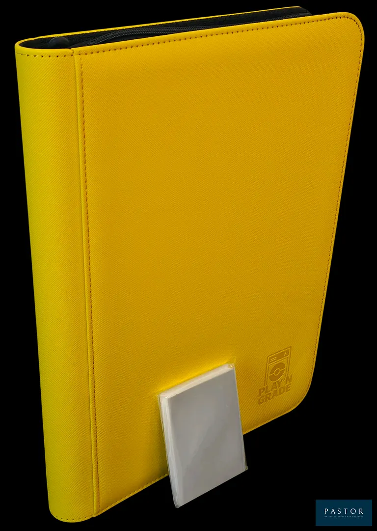 Ensemble de protections pour cartes à Jouer&Collectionner (Pokémon, Yu-Gi-Oh!, Magic...) comprenant : 
- Un classeur de rangement 3x3 avec 360 emplacements - Fermeture Zip.
- Un paquet de 100 sleeves souples.