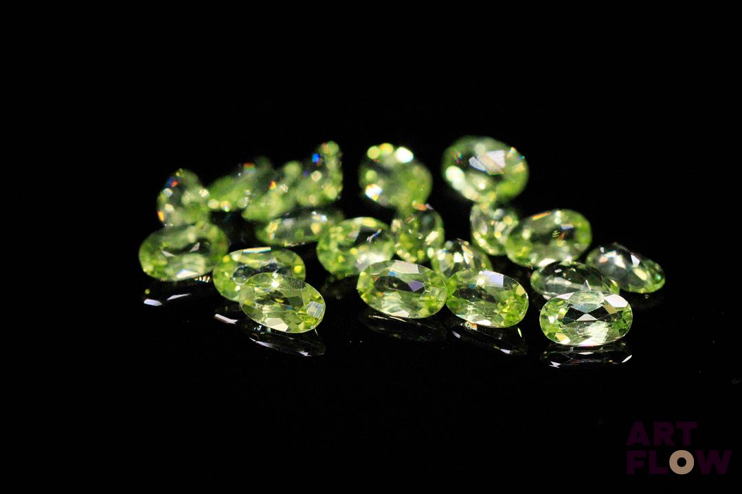 Vingt péridots ovales. 4.60 cts. Dims. moy.: 5.0mm x 3.0mm