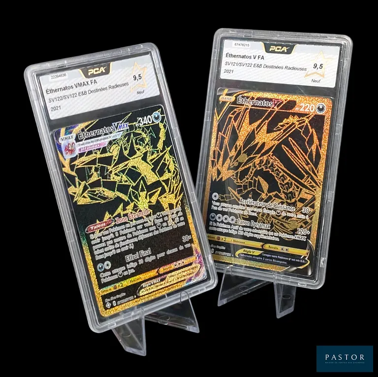Réunion de 2 cartes Pokémon gradées PCA 9,5 de la série Destinées Radieuses (EB4.5) :
- Éthernatos VMax SV122/SV122 - Black Gold - En français.
- Éthernatos V SV121/SV122 - Black Gold - En français.