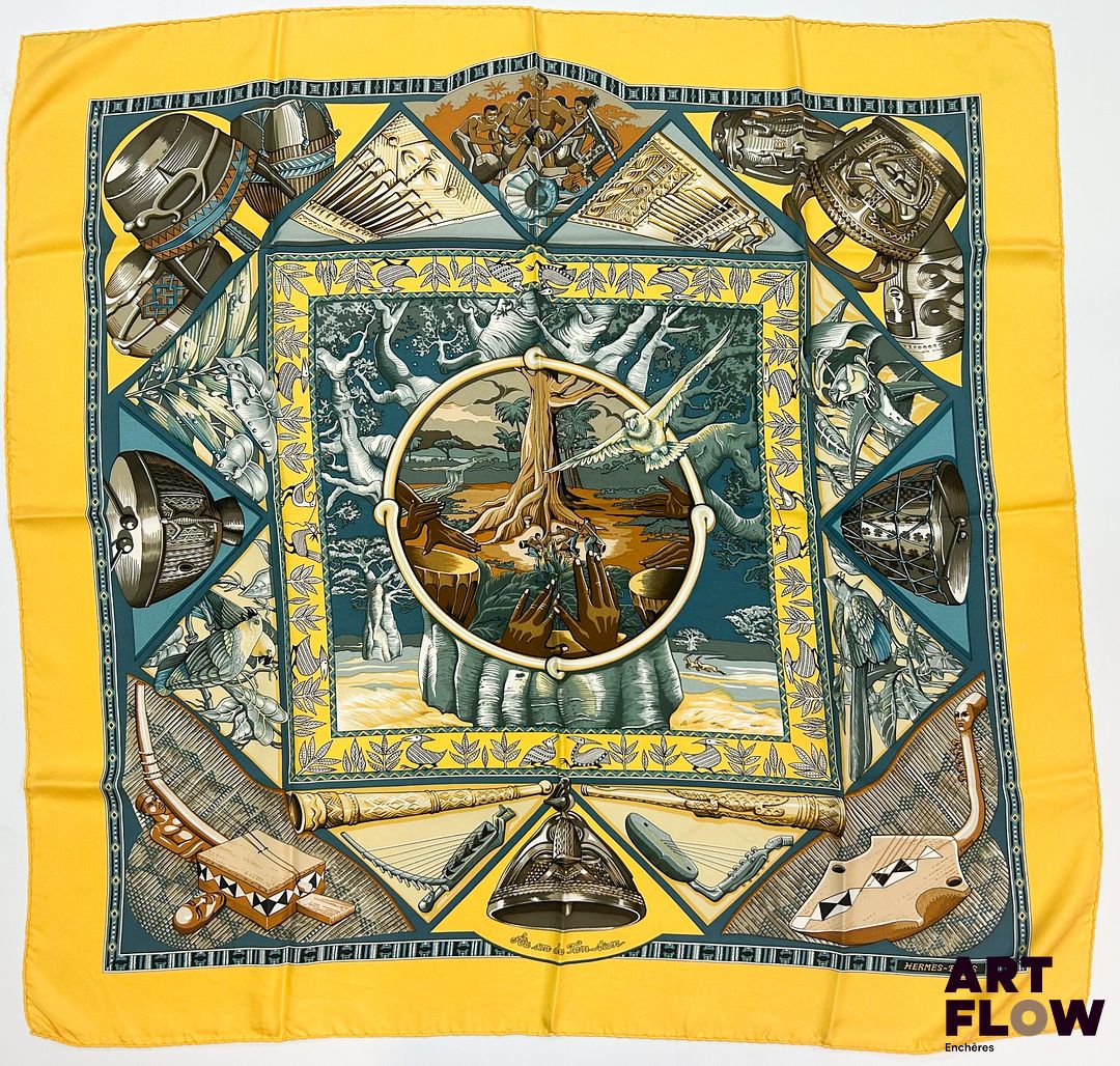 HERMÈS Modèle "Au Son du Tam-Tam" Carré en twill de soie d'après Laurence BOUTHOUMIEUX 90 x 90 cm Très bon état général malgré de petites taches, principalement en bordure