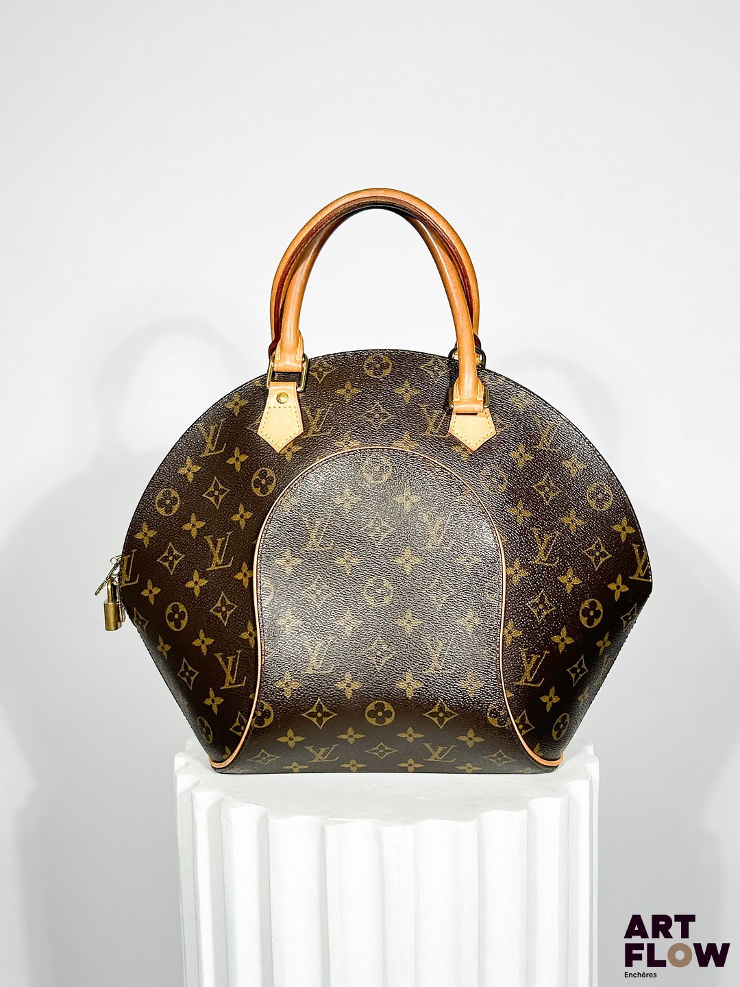 LOUIS VUITTON Modèle Ellipse Circa 2005 Sac à main en toile monogrammée et cuir naturel Dimensions : 30 x 40 x 15 cm Petites usures et patine notamment sur les anses du sac (voir photos)