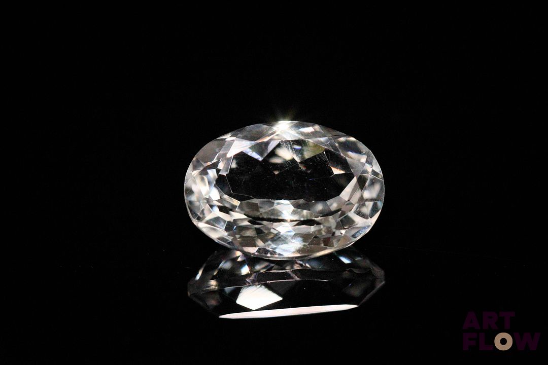 Quartz incolore ovale. 7.52 cts. 14.0mm x 10.0mm