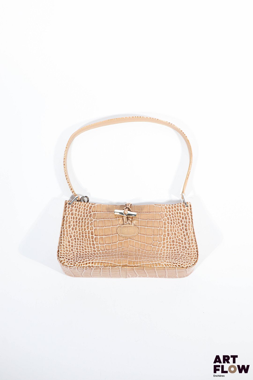 LONGCHAMP Sac baguette porté épaule en cuir nude imitation crocodile, fermeture zippée Dimensions : 17 x 28 cm Dans son dustbag Etat neuf