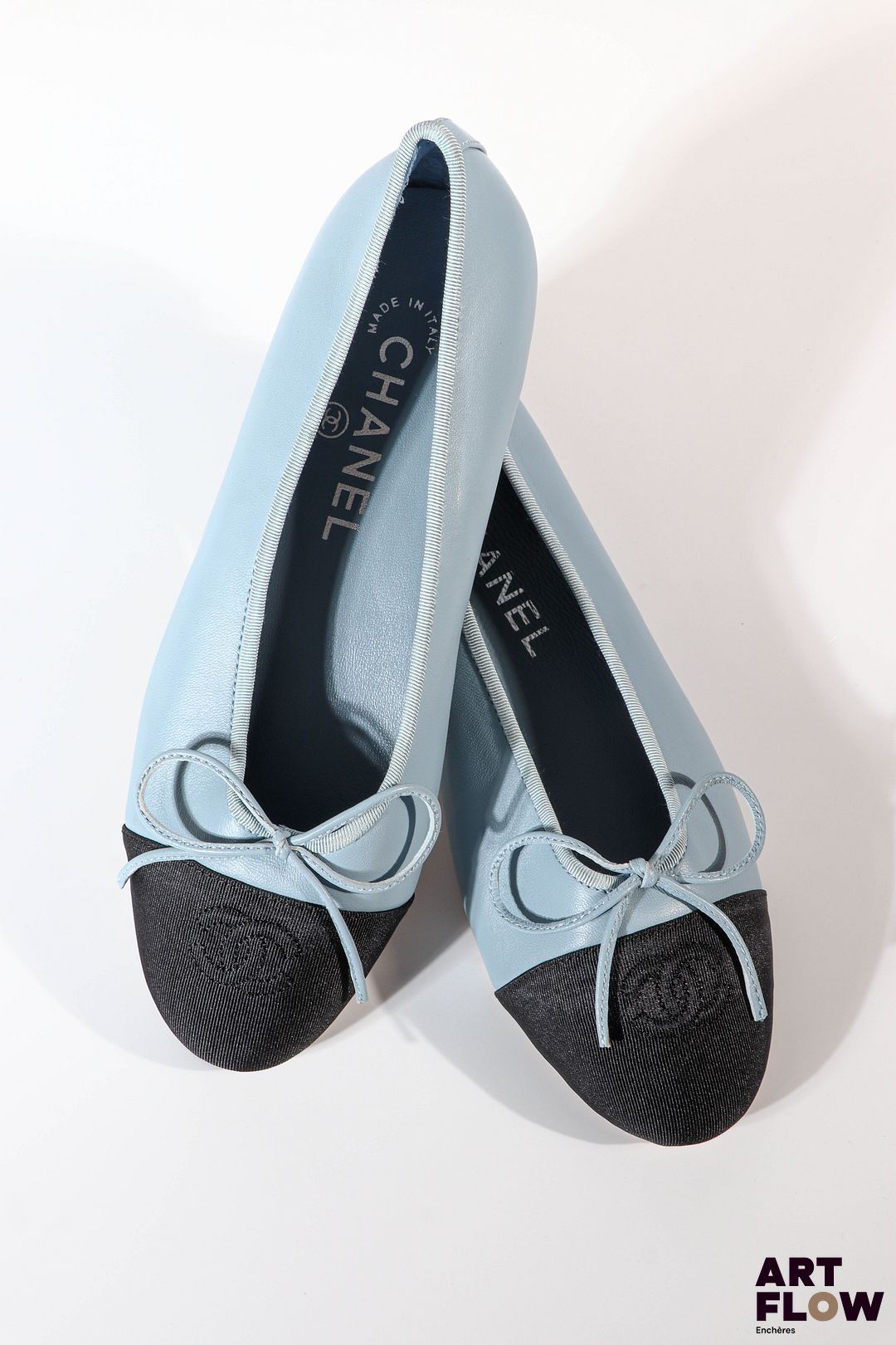 CHANEL Paire de ballerines en cuir bleu clair à bout en tissu noir monogrammé avec une fine bride de cuir en forme de nœud Pointure 37 C Très bon état général