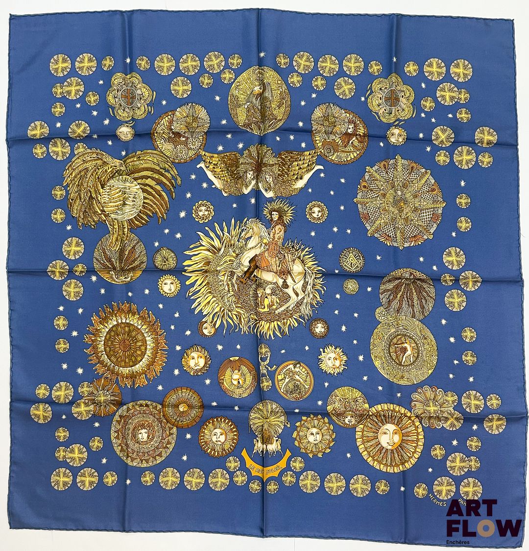 HERMÈS Modèle "Le Roy Soleil" Carré en twill de soie d'après Annie FAIVRE 90 x 90 cm Quelques fils tirés