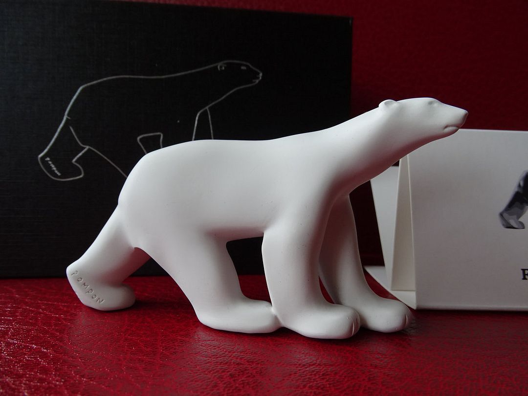 François Pompon (1855 – 1933) (d&rsquo;après) L&rsquo;Ours Blanc Sculpture en pierre moulée, 2024 Reproduction conçue en collaboration avec les musées, les propriétaires et l&rsquo;Association François Pompon. La sculpture porte le poinçon Artémus. Livré avec un certificat et une boîte Dimensions : 11,5 cm Signé, non numéroté Expédition obligatoire, jusqu&rsquo;à 5 Lithographies dans votre colis pour 14,76€ TTC en France Métropolitaine, et 29,64€ TTC pour l&rsquo;Europe
