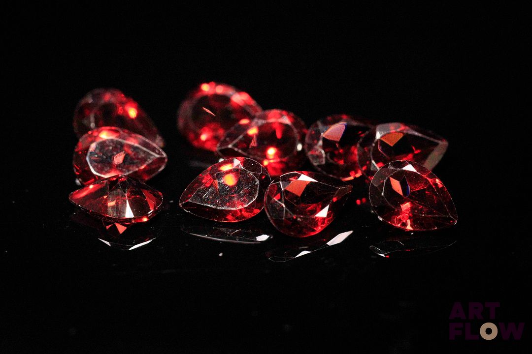 Dix grenats poires. Probablement Mozambique. 8.50 cts. Dims. moy.: 7.0mm x 5.0mm