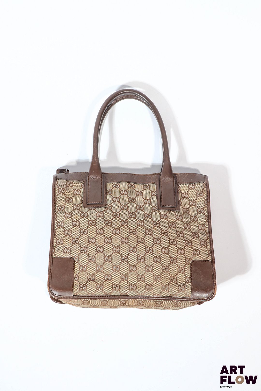 GUCCI Sac à main en tissu monogrammé et cuir marron Dimensions : 25 x 29 cm Petites usures